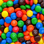 1013px-Plain-M&Ms-Pile_mini