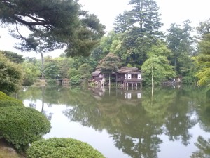 Parco Kenrokuen, particolare del laghetto.