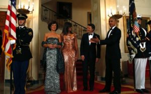 US President Barack Obama (R), US First Lady Michelle Obama (2nd-L) welcome Italian Prime Minister Matteo Renzi (2nd-R) and his wife Agnese Landini (L) for the State Dinner at the White House in Washington on October 18, 2016. / AFP / YURI GRIPAS (Photo credit should read YURI GRIPAS/AFP/Getty Images)