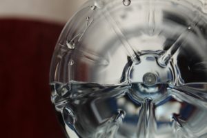 Acqua in bottiglia: il cartone può sostituire la plastica?