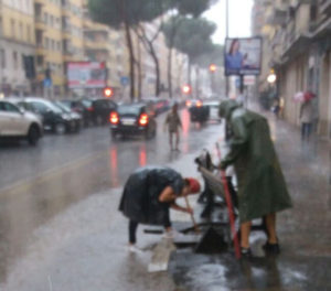 nubifragio a Roma i negozianti di viale Eritrea si salvano da soli