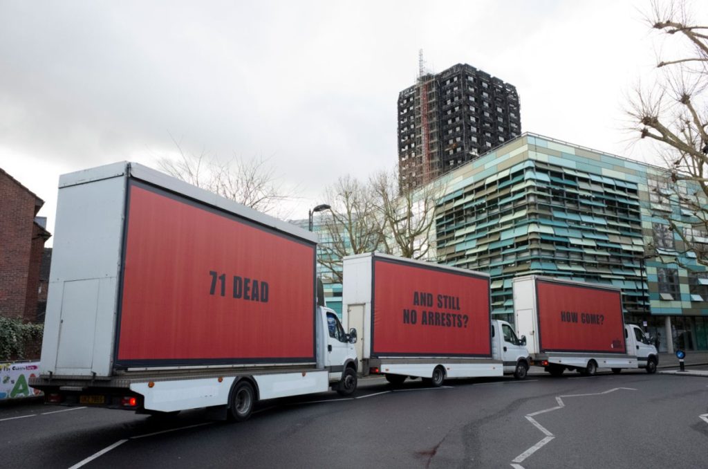 grenfell tower londra tre manifesti