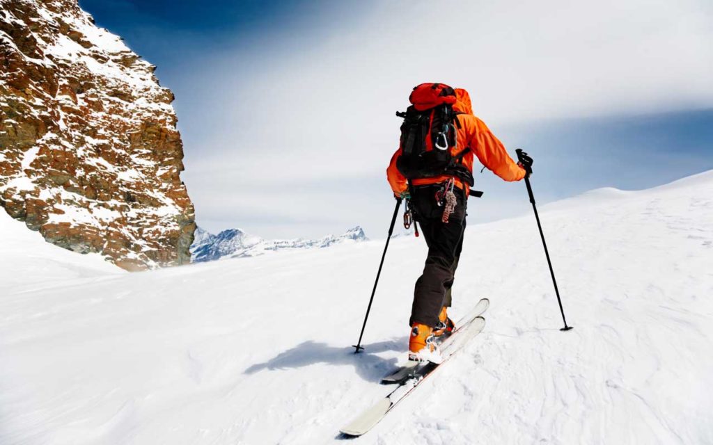 sciare sulle Alpi morti in montagna