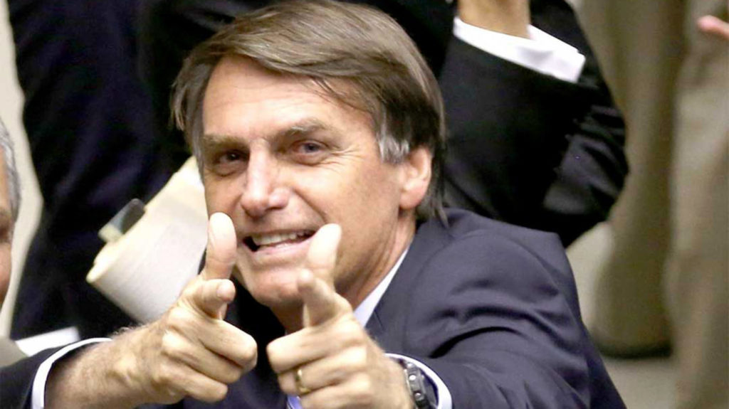 Bolsonaro firma decreto sul porto d'armi