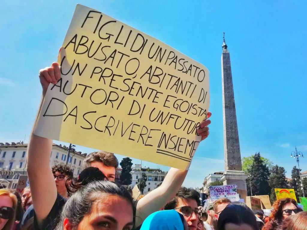 Il cartello di un manifestante - Greta in Piazza del Poplo