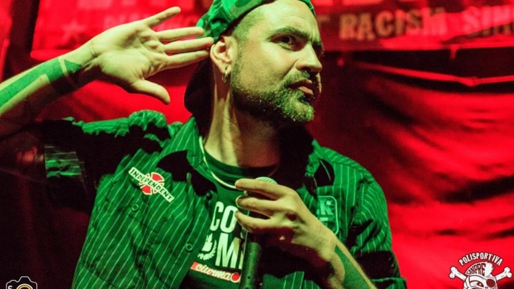 Il progetto Storyborderline di Picciotto portato in concerto dall'artista nel 2016-2017. Il rapper sul palco si porta la mano all'orecchio e invita il pubblico a cantare.