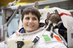 Samantha Cristoforetti con la tuta spaziale 