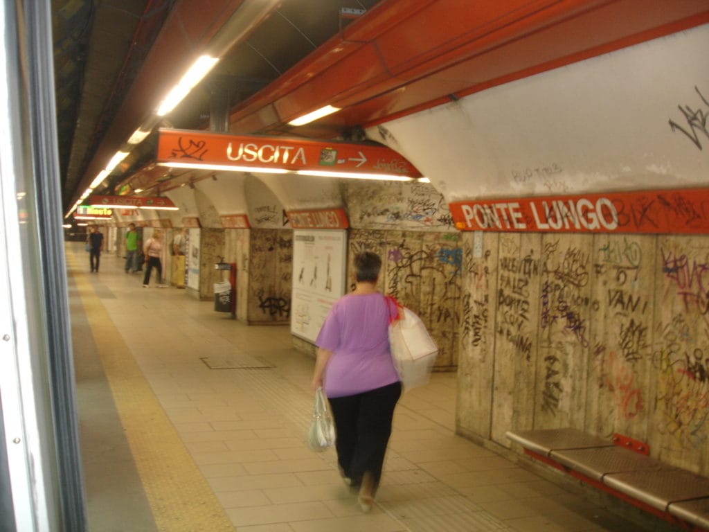 Quindicenne sotto la metro Ponte Lungo