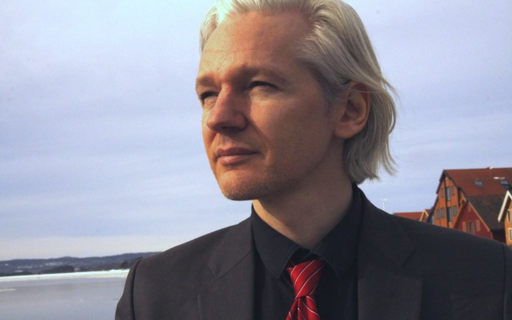 Julian Assange libero Amnesty International con Juliane Assange