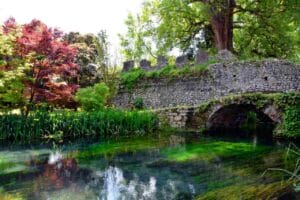 Ponte in pietra. Giardino di Ninfa