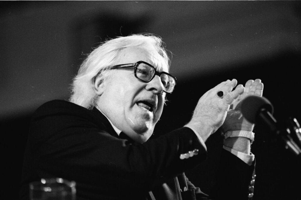 100 anni di Ray Bradbury, in "Fahrenheit 451" parlò di un mondo senza libri