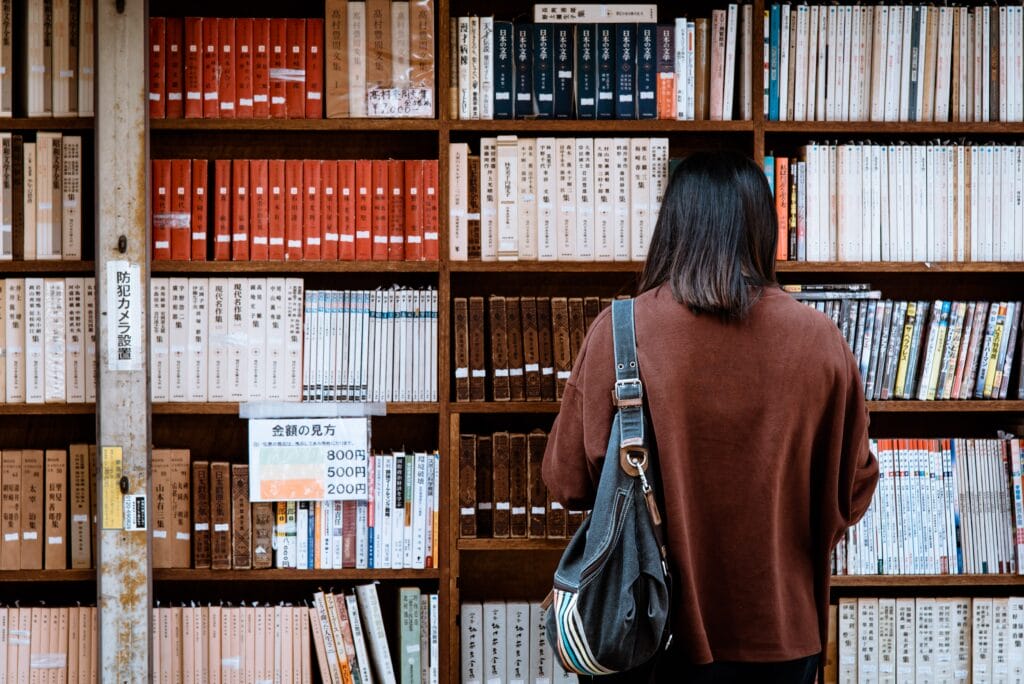 Immagine di una ragazza in biblioteca