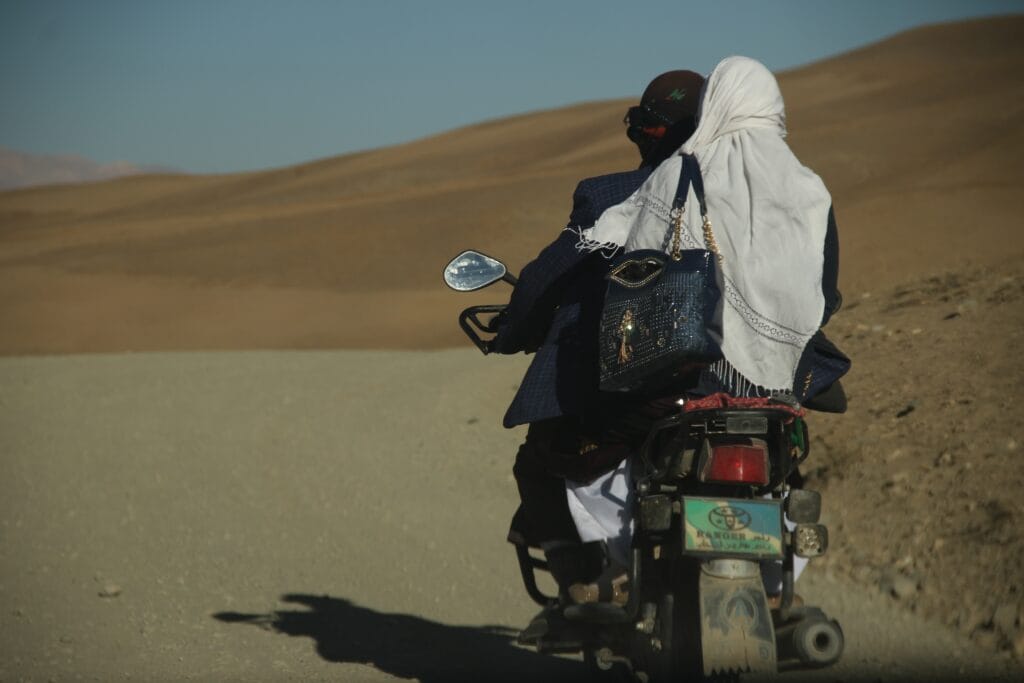 divieto-di-lavorare-con-le-donne-afghane-le-ong-sospendono-le-loro-attivita