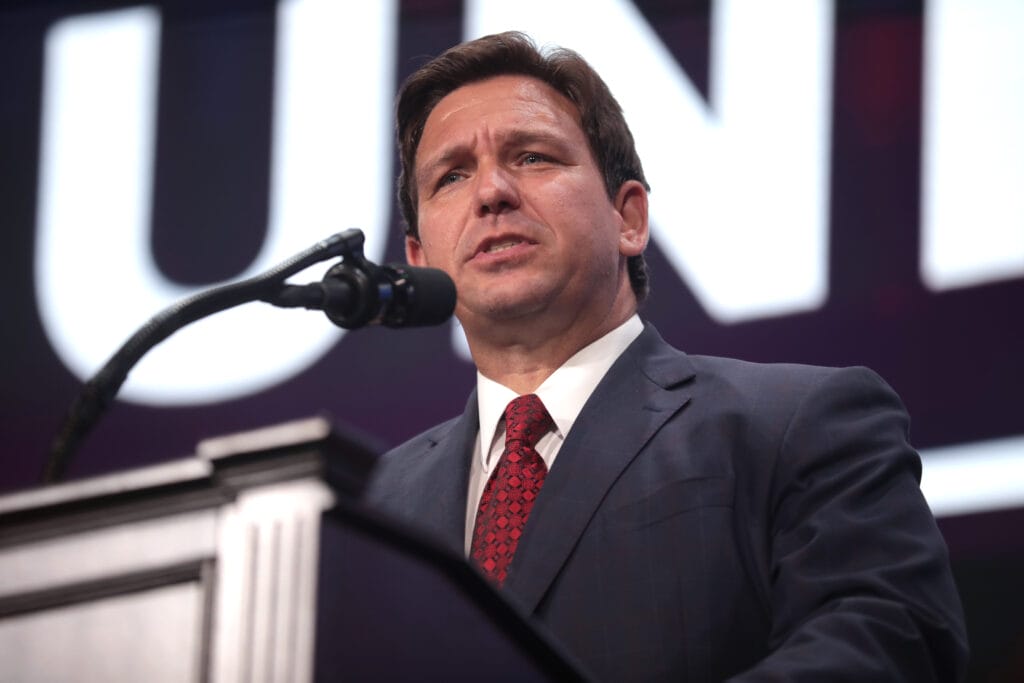 DeSantis ufficializza la sua candidatura per la corsa alla Casa Bianca. Biden lo deride e Trump lo accusa di plagio.