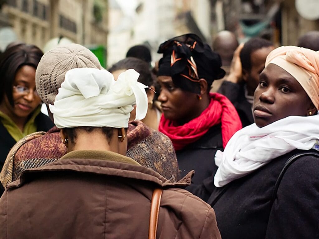 invasione africana migranti vengono espulsi dai centri di accoglienza