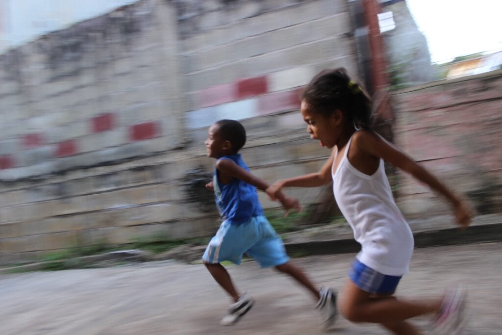 Un migrante su quattro è un bambino bambini neri