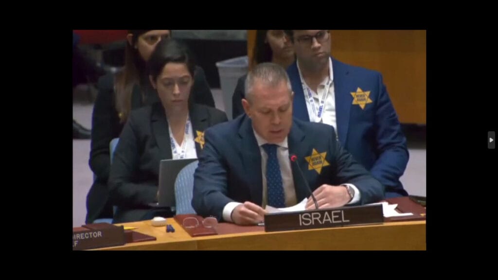 ambasciatore israeliano Gilad Erdan indossa stella gialla