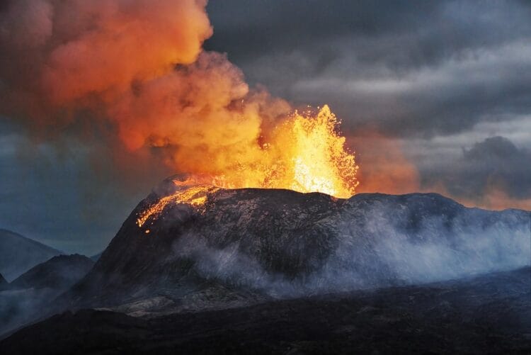 Eruzione vulcanica in Islanda Islanda • Vulcano • Eruzione vulcanica • Grindavík • Reykjavík