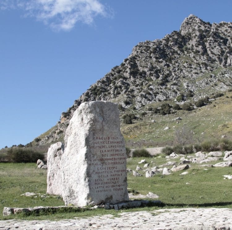 Il 1° maggio 1947 avviene la strage di Portella della Ginestra