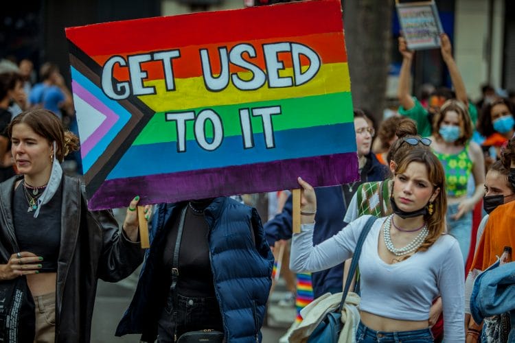 I genitori delle persone trans contro l'AIFA: la protesta contro i nuovi divieti farmaceutici