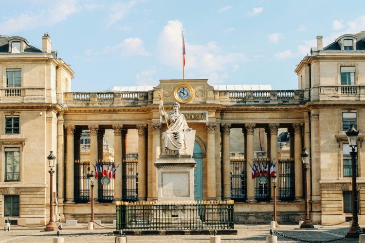 Macron ha sciolto il parlamento francese dopo la vittoria di Le Pen alle europee 2024
