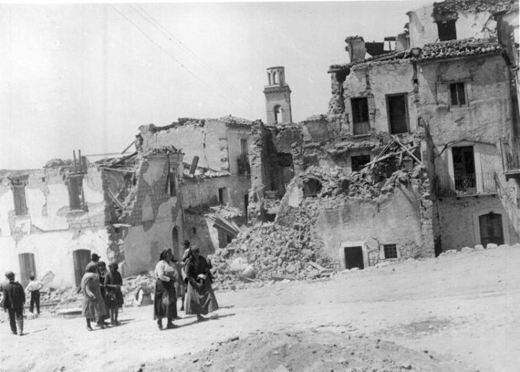 Terremoto dell'Irpinia: Bundesarchiv, Bild 102-10191 / CC-BY-SA 3.0, CC BY-SA 3.0 DE , via Wikimedia Commons